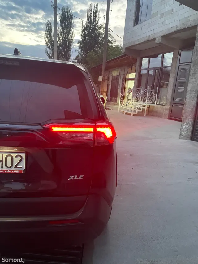 Toyota RAV 4 2022 · 2.5 AT