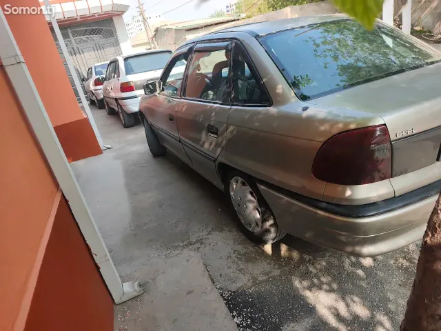 Opel Astra F 1994 · 1.6 MT