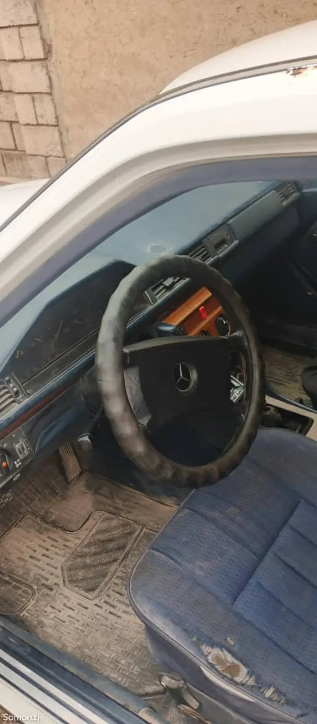 Mercedes-Benz W124 1990 · 1.9 MT