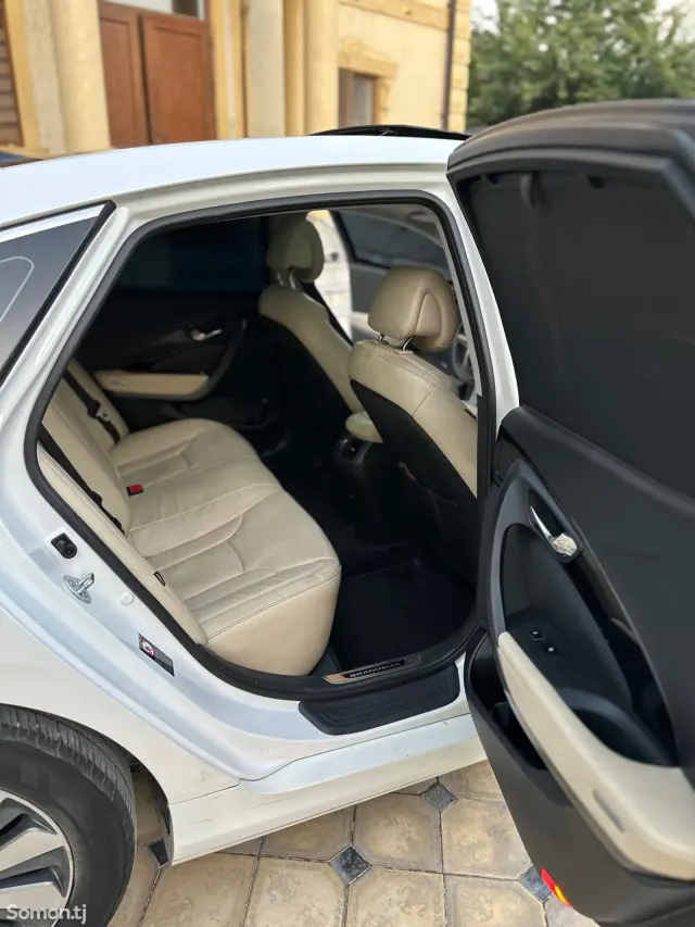 Hyundai Grandeur 2015 · 2.4 AT