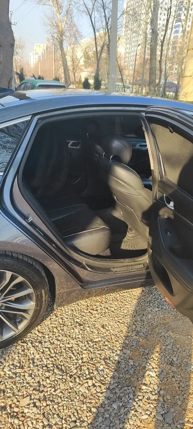 Hyundai Genesis 2015 · 3.8 AT