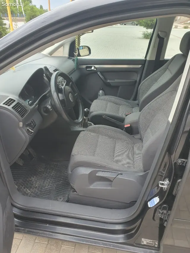Volkswagen Touran 2005 · 1.6 MT