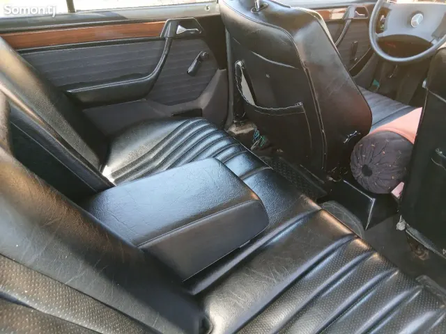 Mercedes-Benz W124 1990 · 2.2 MT