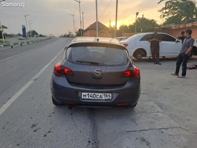 Opel Astra J 2011 · 1.4 AT