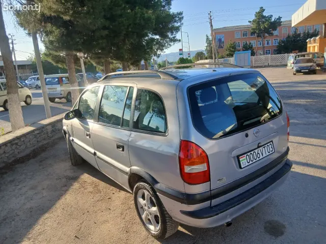 Opel Zafira 2002 · 2.2 MT