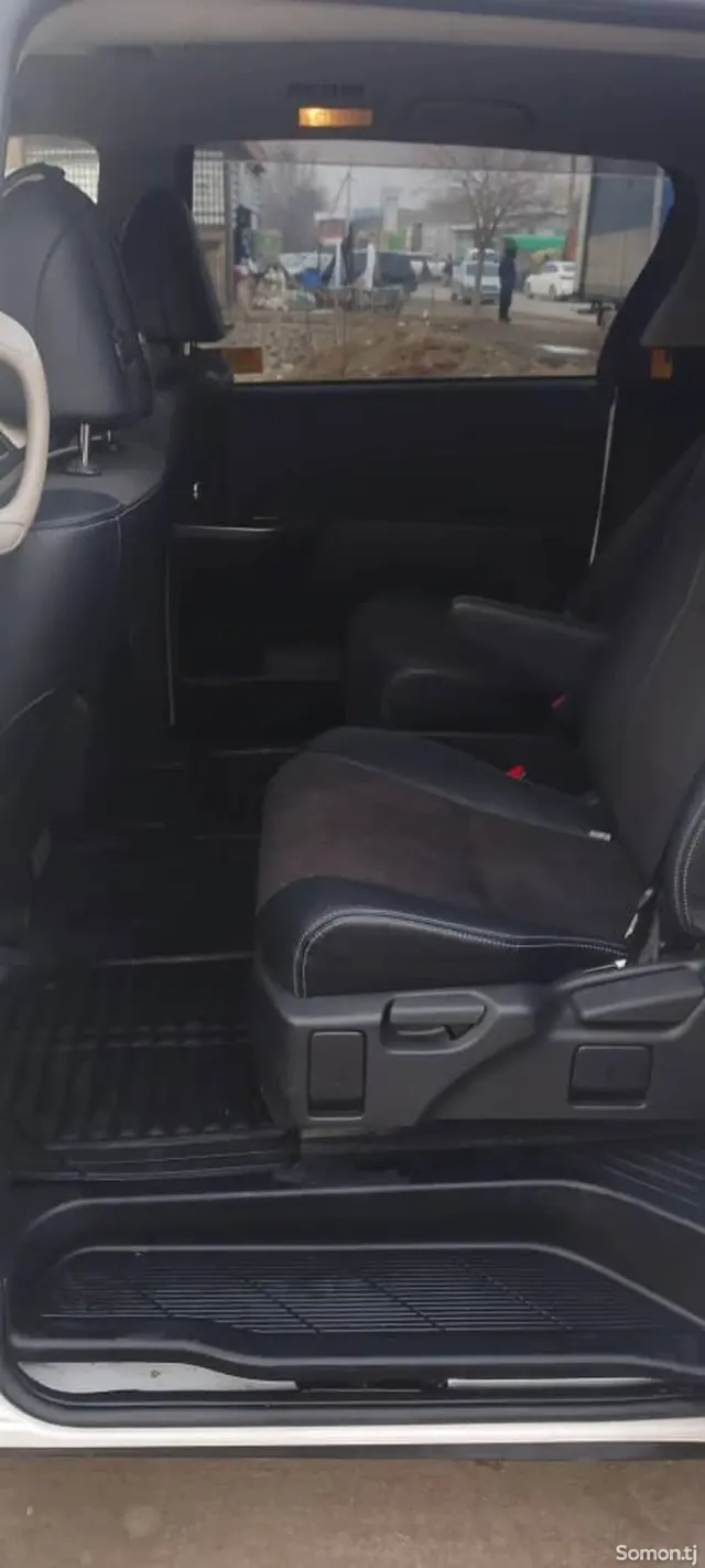 Toyota Estima 2014 · 2.4 AT