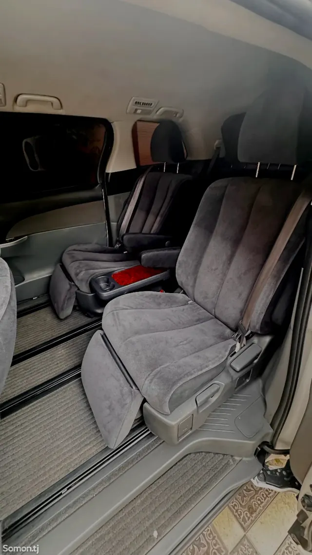 Toyota Estima 2010 · 2.4 AT