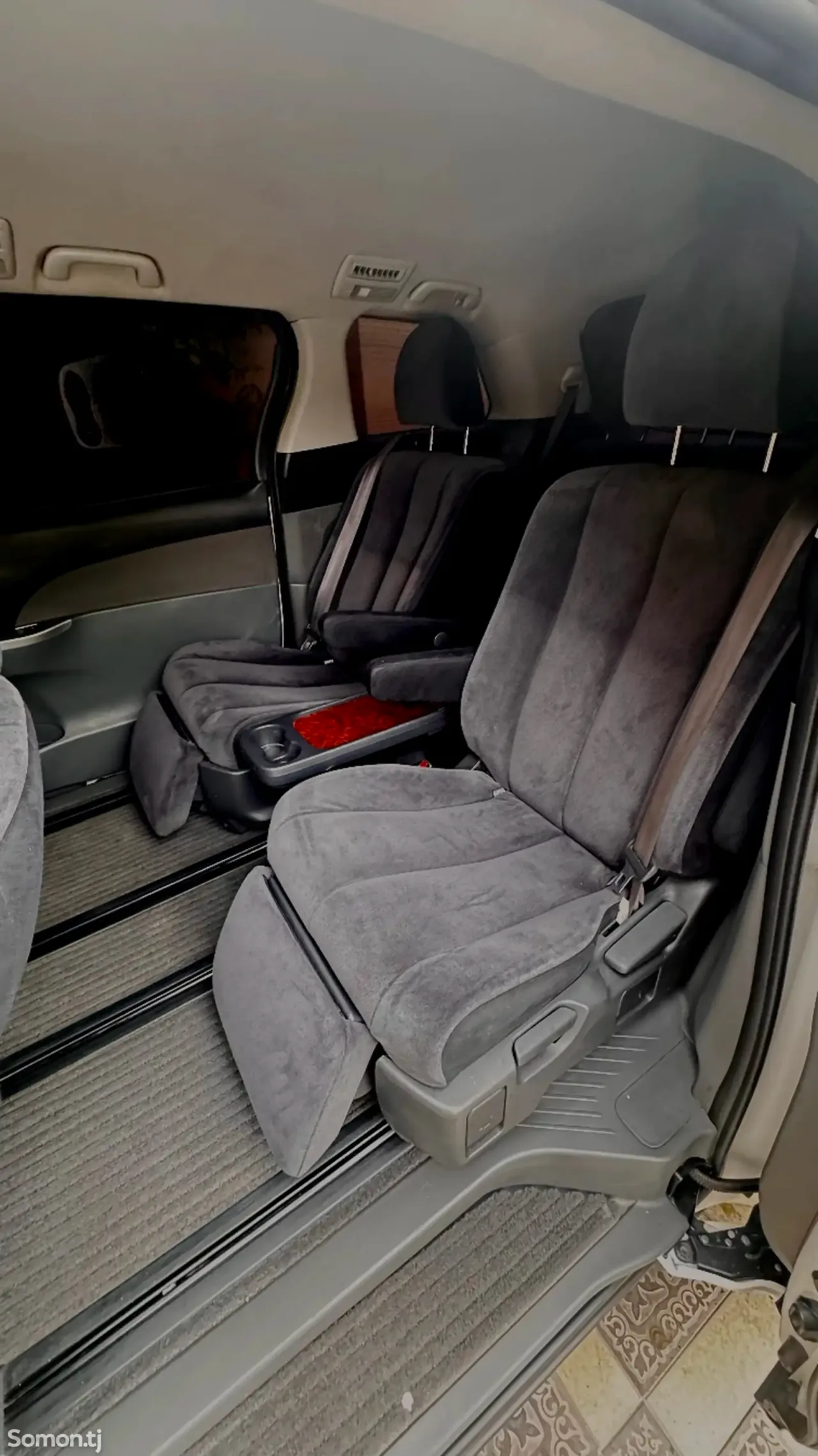 Toyota Estima 2010 · 2.4 AT