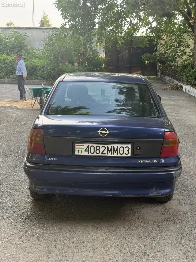 Opel Astra F 1995 · 1.6 MT