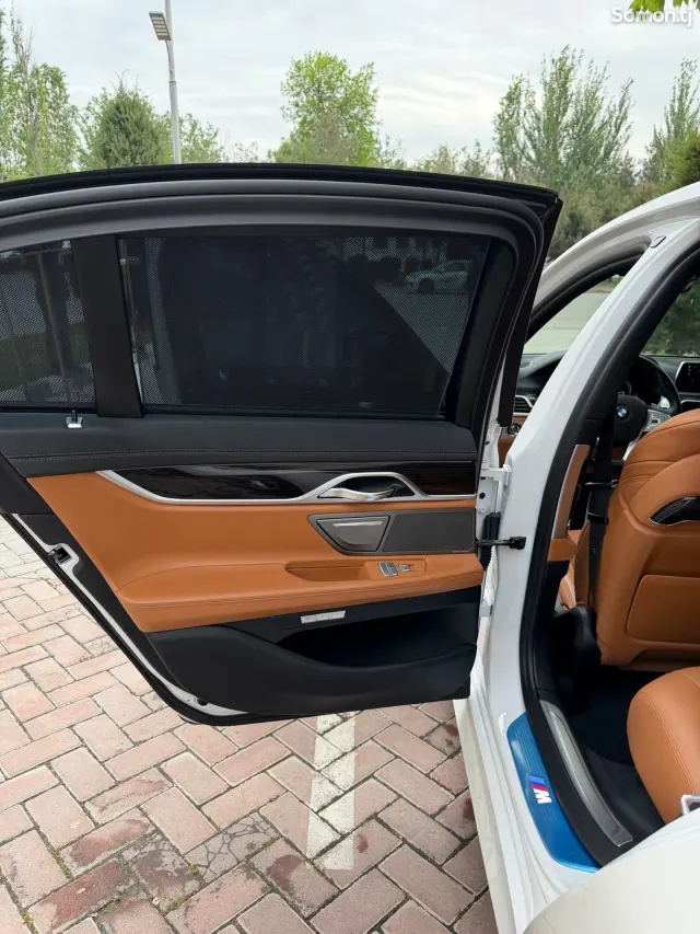 BMW 7 series 2017 · 4.0 AT