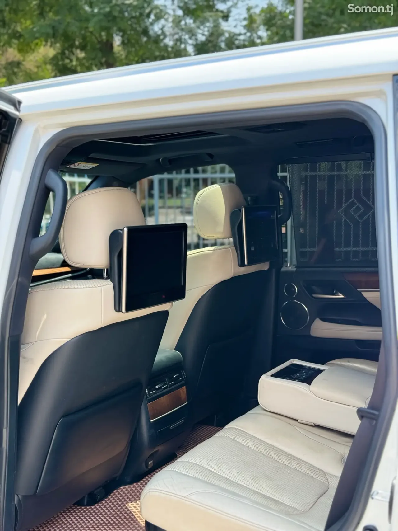Lexus LX series 2018 · 5.7 AT