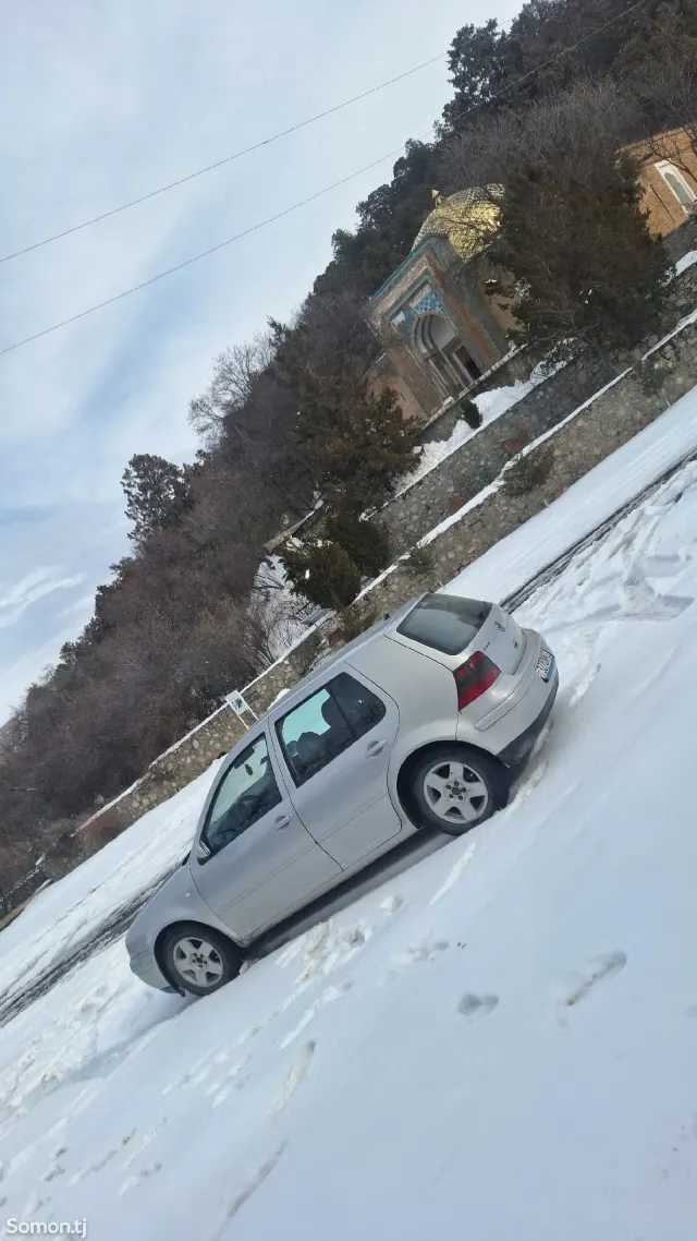 Volkswagen Golf 2001 · 1.8 MT
