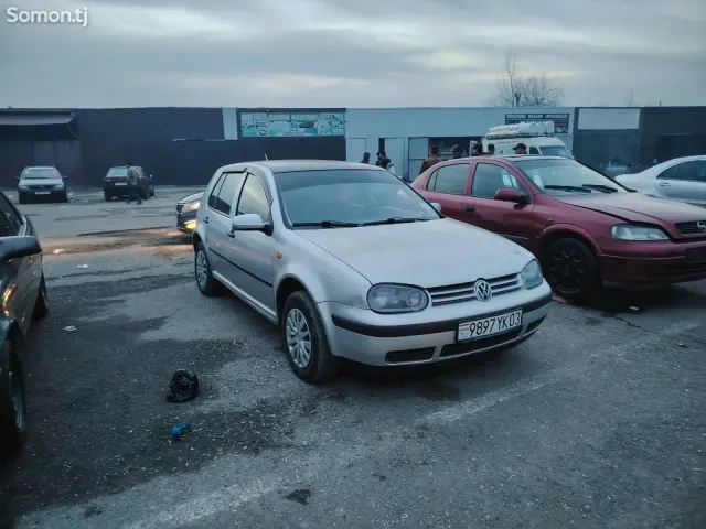 Volkswagen Golf 1999 · 1.6 MT