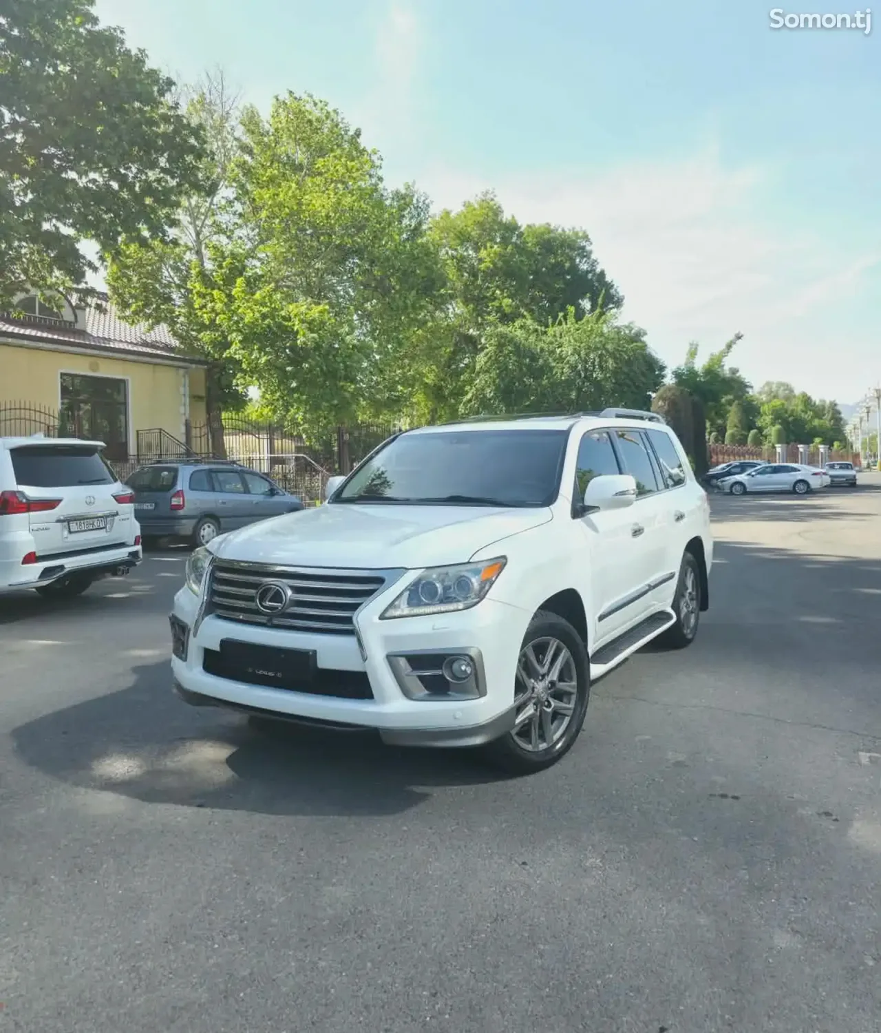 Lexus LX series 2013 · 5.7 AT