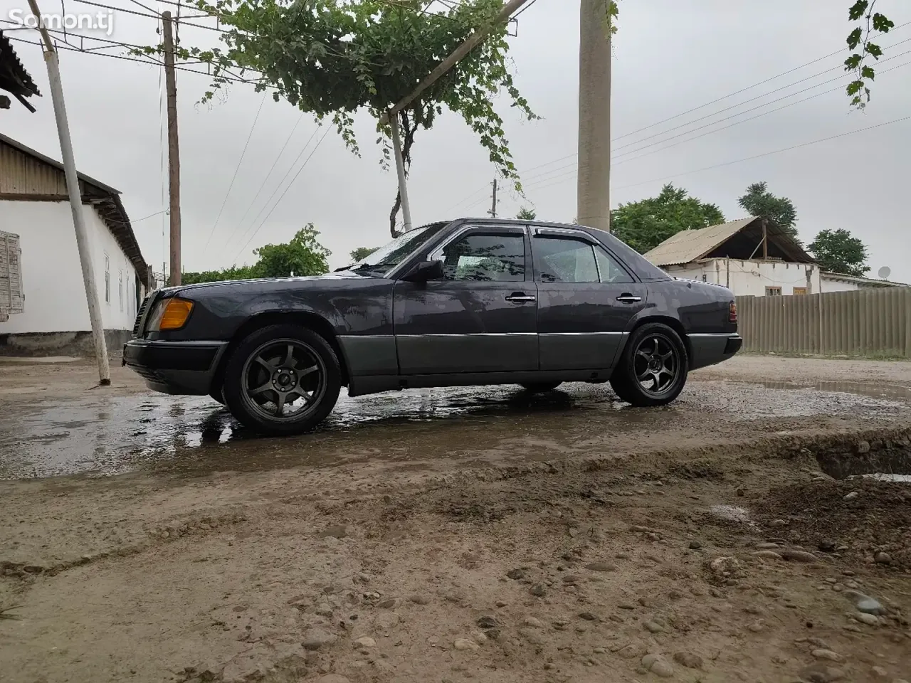 Mercedes-Benz W124 1990 · 2.5 MT