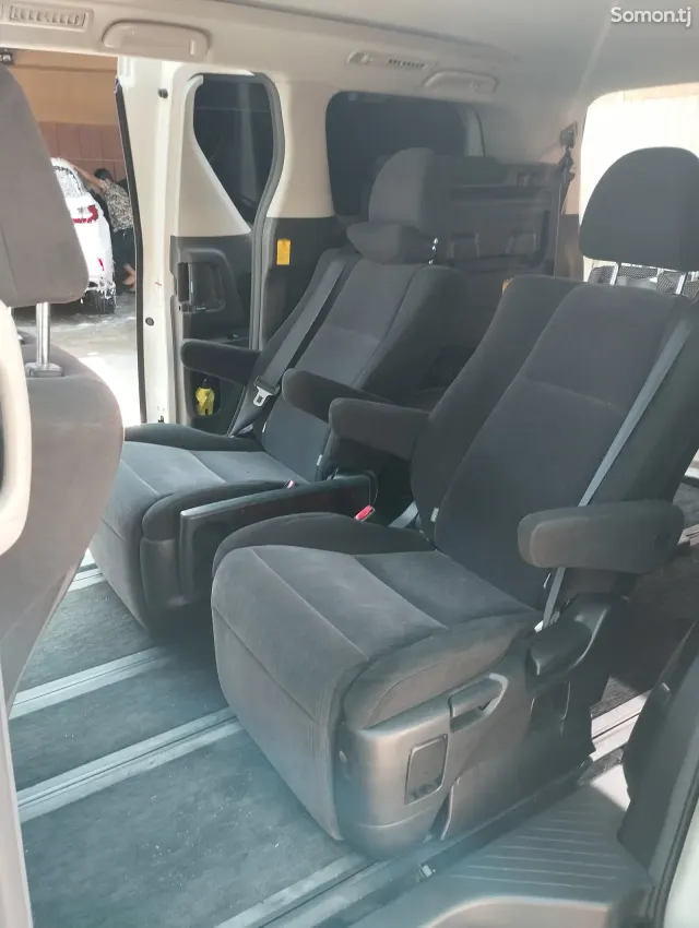 Toyota Vellfire 2014 · 2.4 CVT