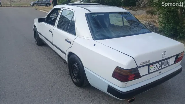 Mercedes-Benz W124 1988 · 2.0 MT