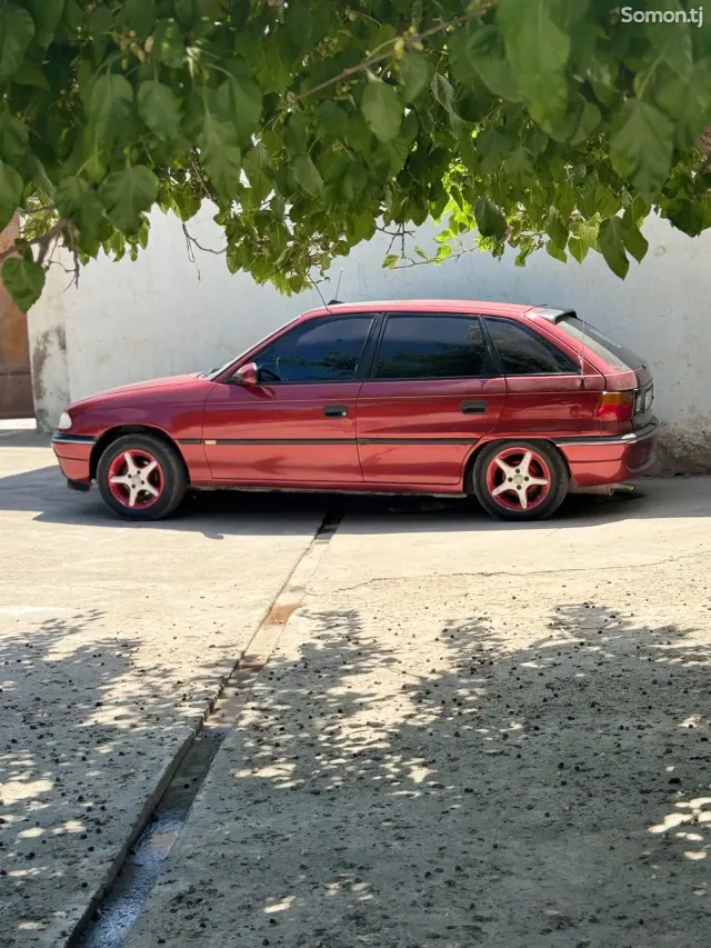 Opel Astra H 1993 · 1.6 MT