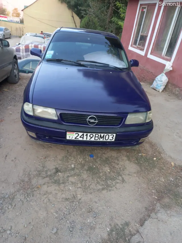 Opel Astra F 1995 · 1.6 MT