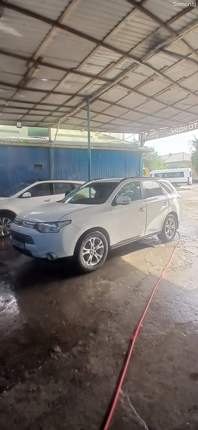 Mitsubishi Outlander 2014 · 3.0 AT