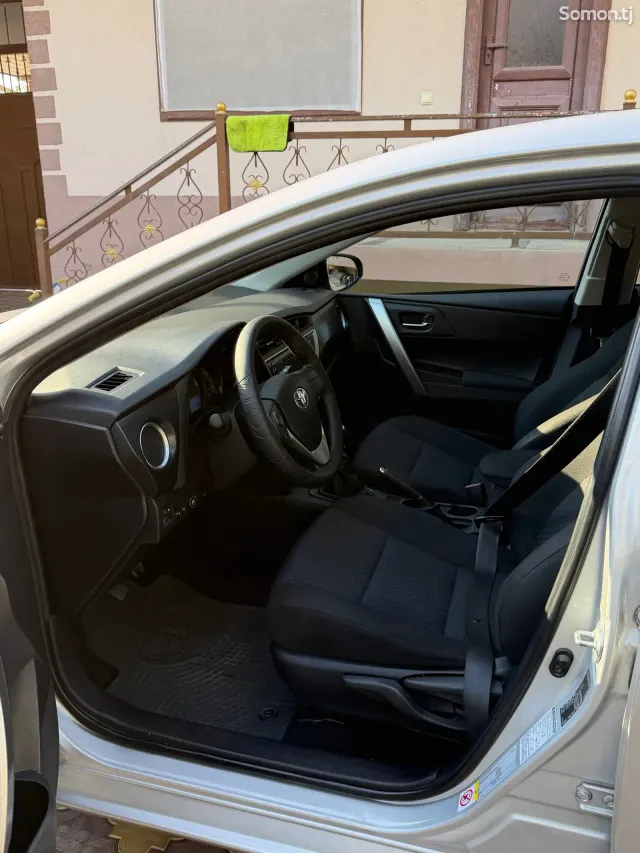 Toyota Auris 2014 · 1.6 MT