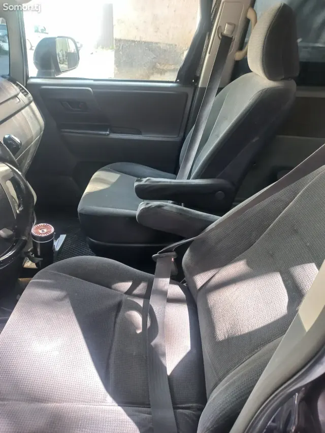 Toyota Voxy 2008 · 2.0 AT