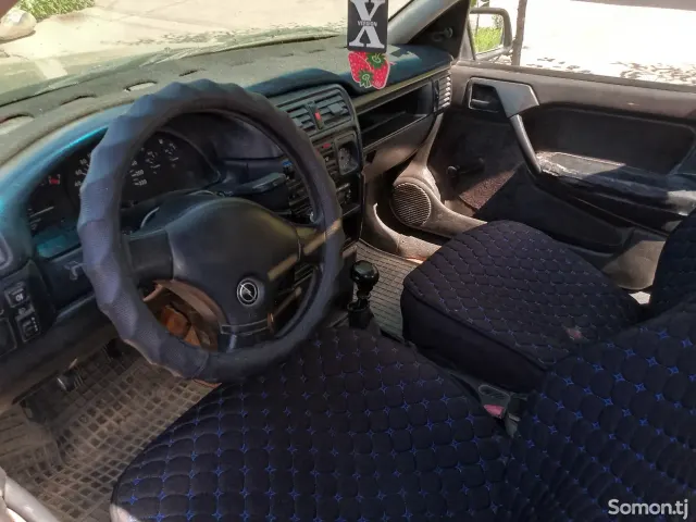 Opel Vectra A 1990 · 1.6 MT