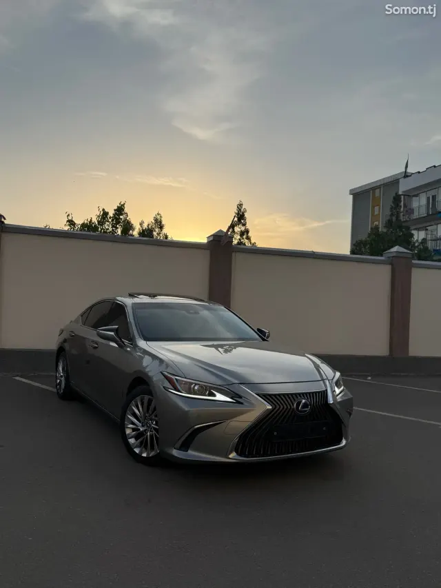 Lexus ES series 2021 · 2.5 AT