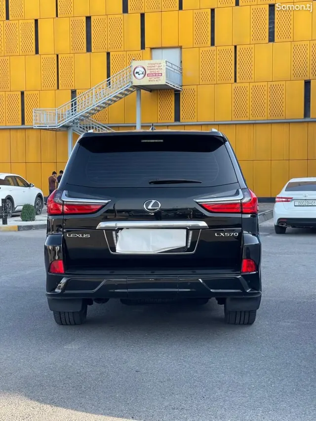 Lexus LX series 2018 · 5.7 AT
