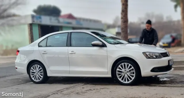 Volkswagen Jetta 2013 · 1.6 AT
