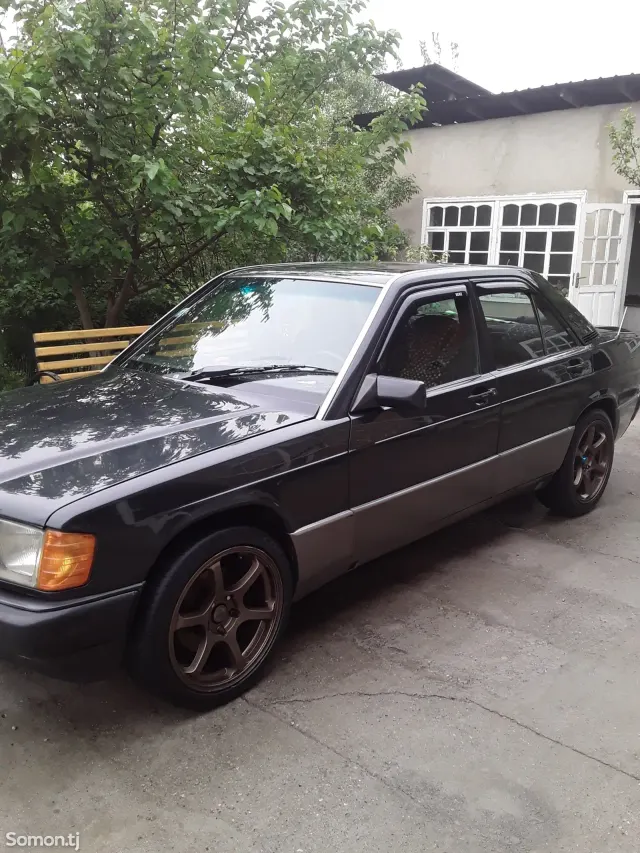 Mercedes-Benz W201 1990 · 2.0 MT