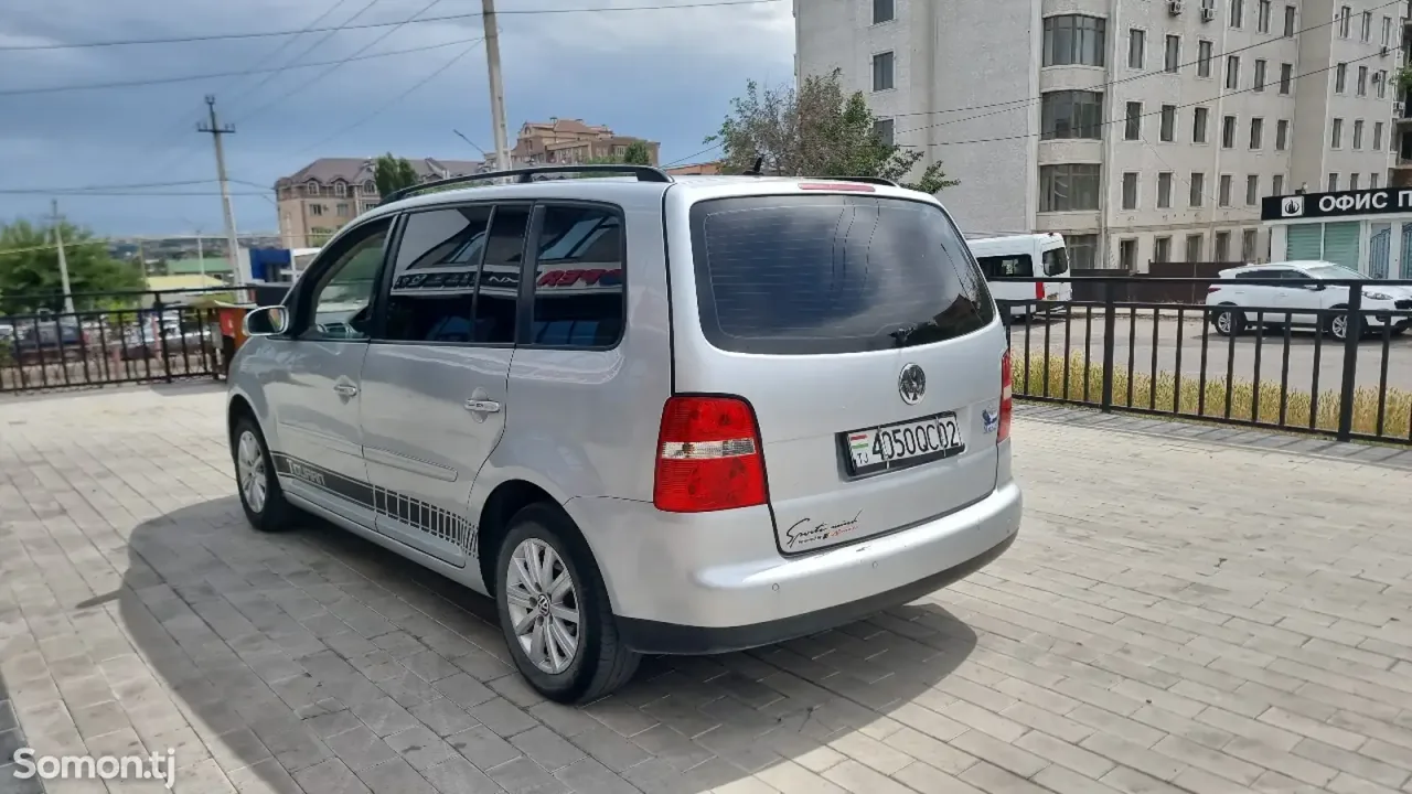 Volkswagen Touran 2006 · 1.6 AT