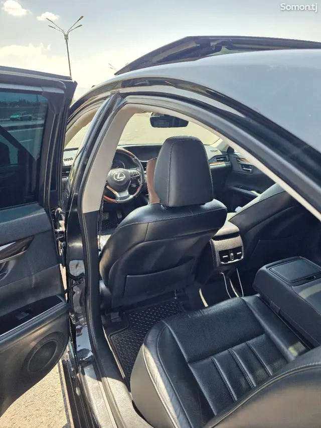 Lexus ES series 2016 · 3.5 AT