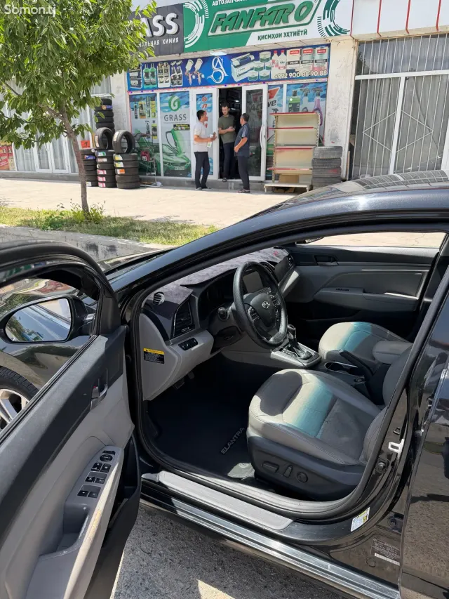 Hyundai Elantra 2017 · 2.0 AT