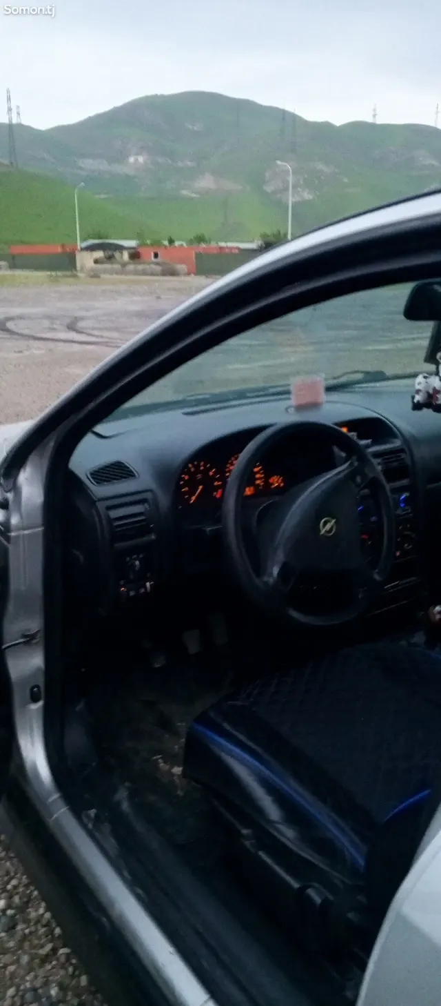 Opel Astra G 1999 · 1.8 MT