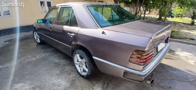 Mercedes-Benz W124 1993 · 1.8 MT