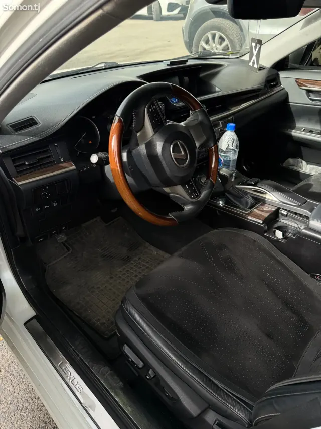 Lexus ES series 2016 · 3.5 AT