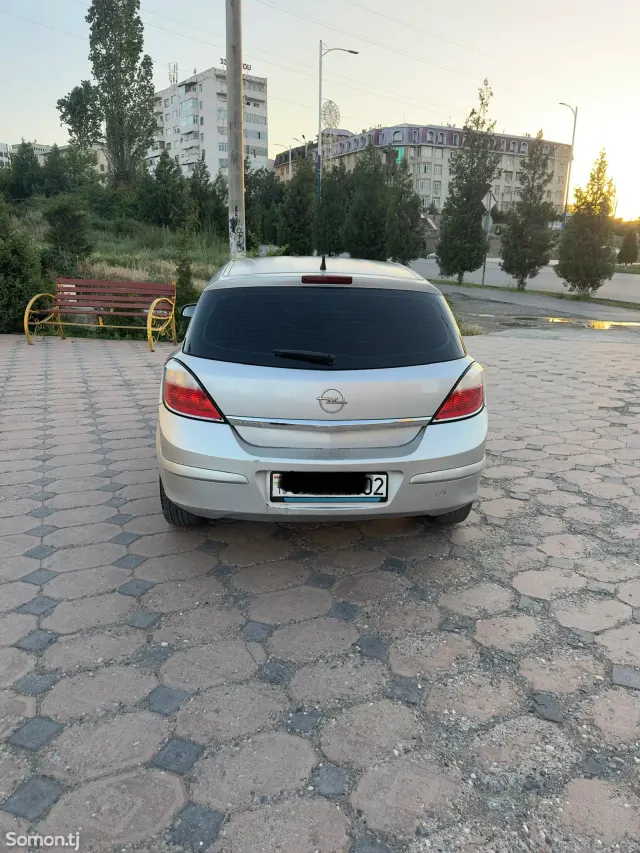 Opel Astra H 2005 · 1.6 MT