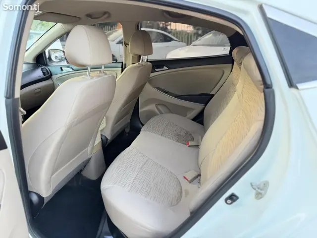 Hyundai Verna 2014 · 1.4 AT