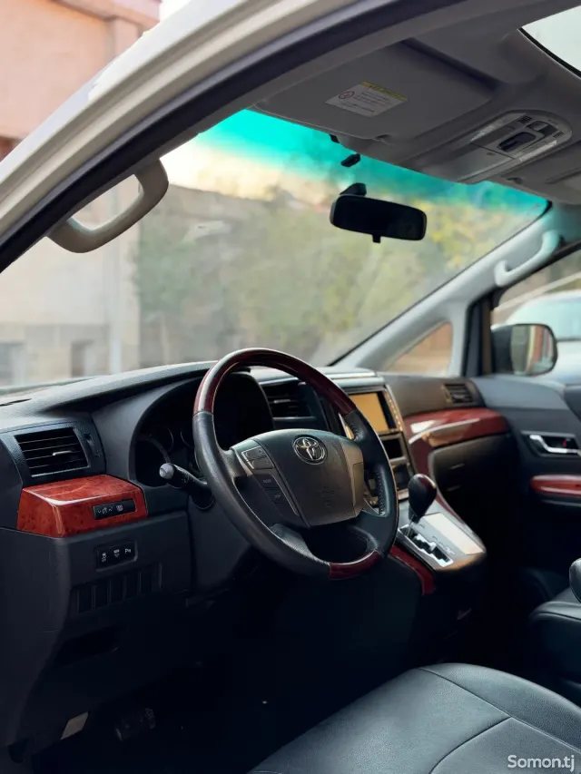 Toyota Alphard 2014 · 2.4 AT