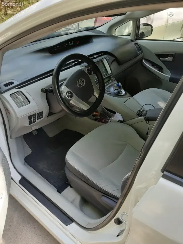 Toyota Prius 2011 · 1.8 AT