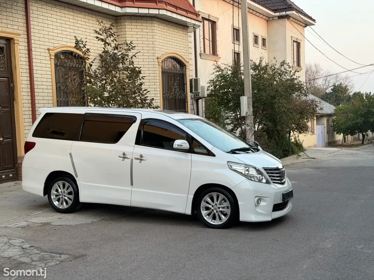 Toyota Alphard 2014 · 2.4 AT