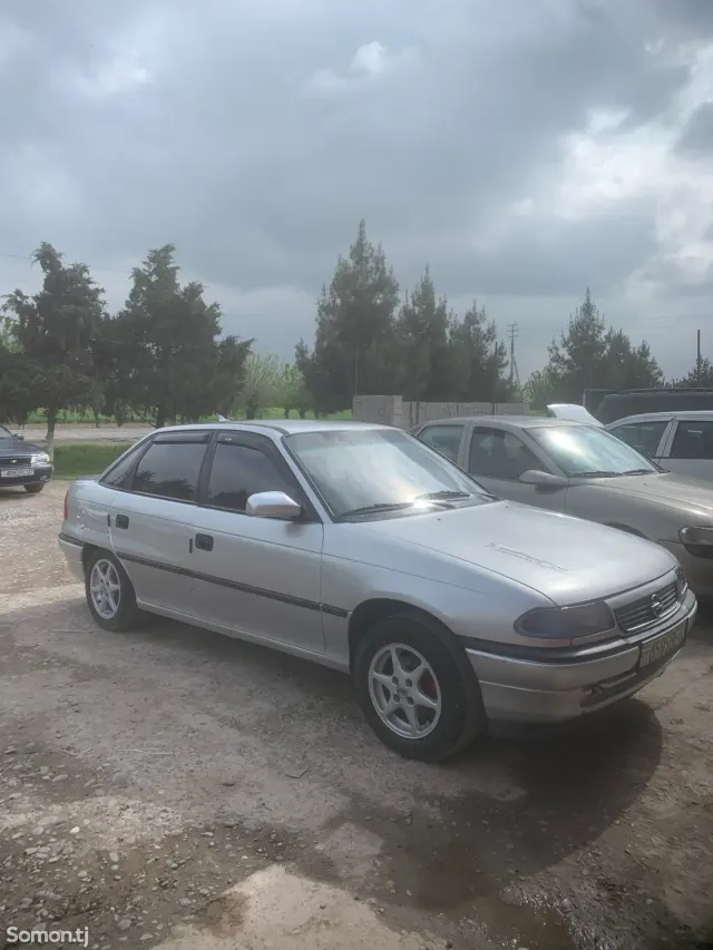 Opel Astra F 1992 · 1.6 MT