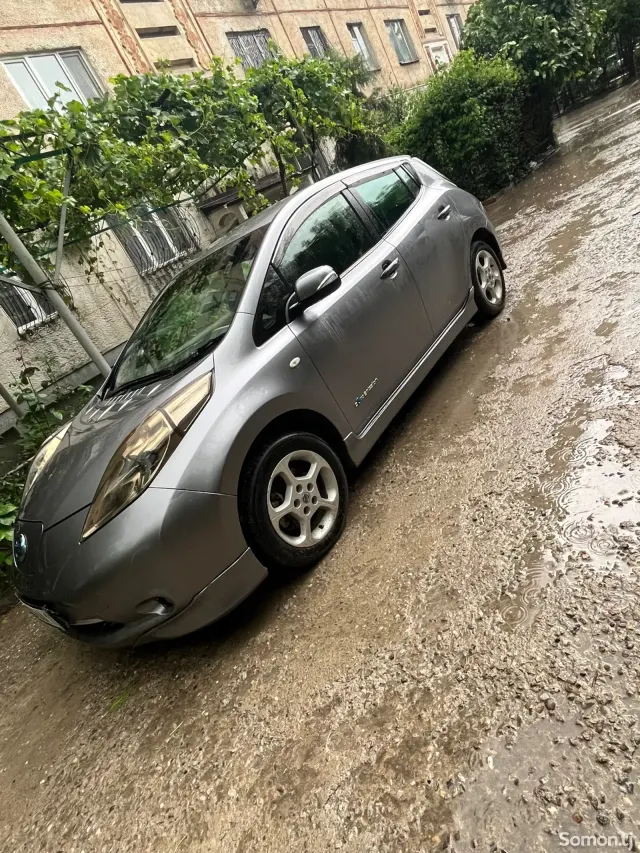 Nissan Leaf 2012 · AT