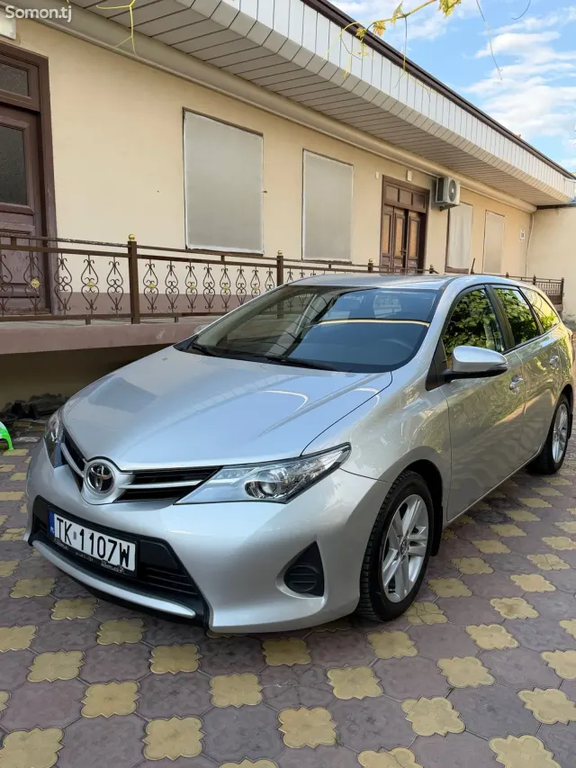 Toyota Auris 2014 · 1.6 MT