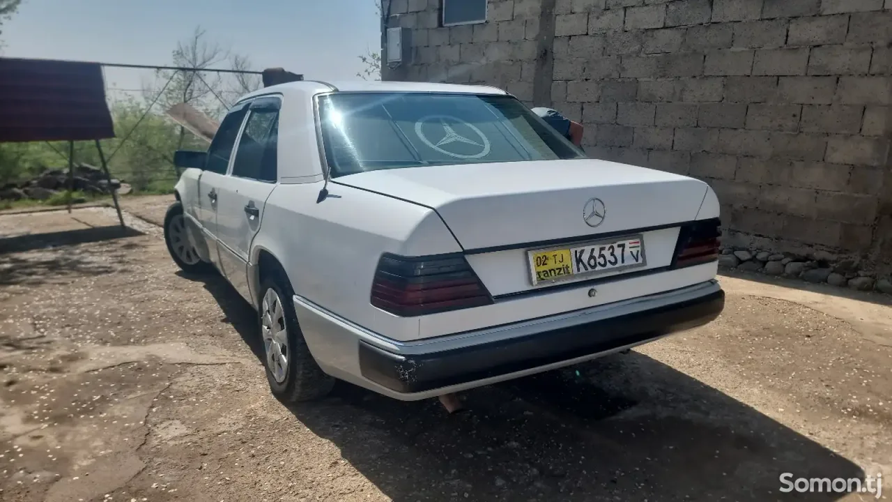 Mercedes-Benz E class 1990 · 2.0 MT