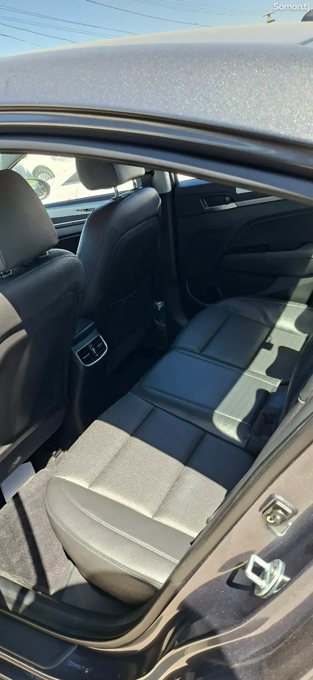 Hyundai Avante 2016 · 1.6 AT