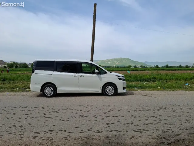Toyota Voxy 2014 · 1.8 AT