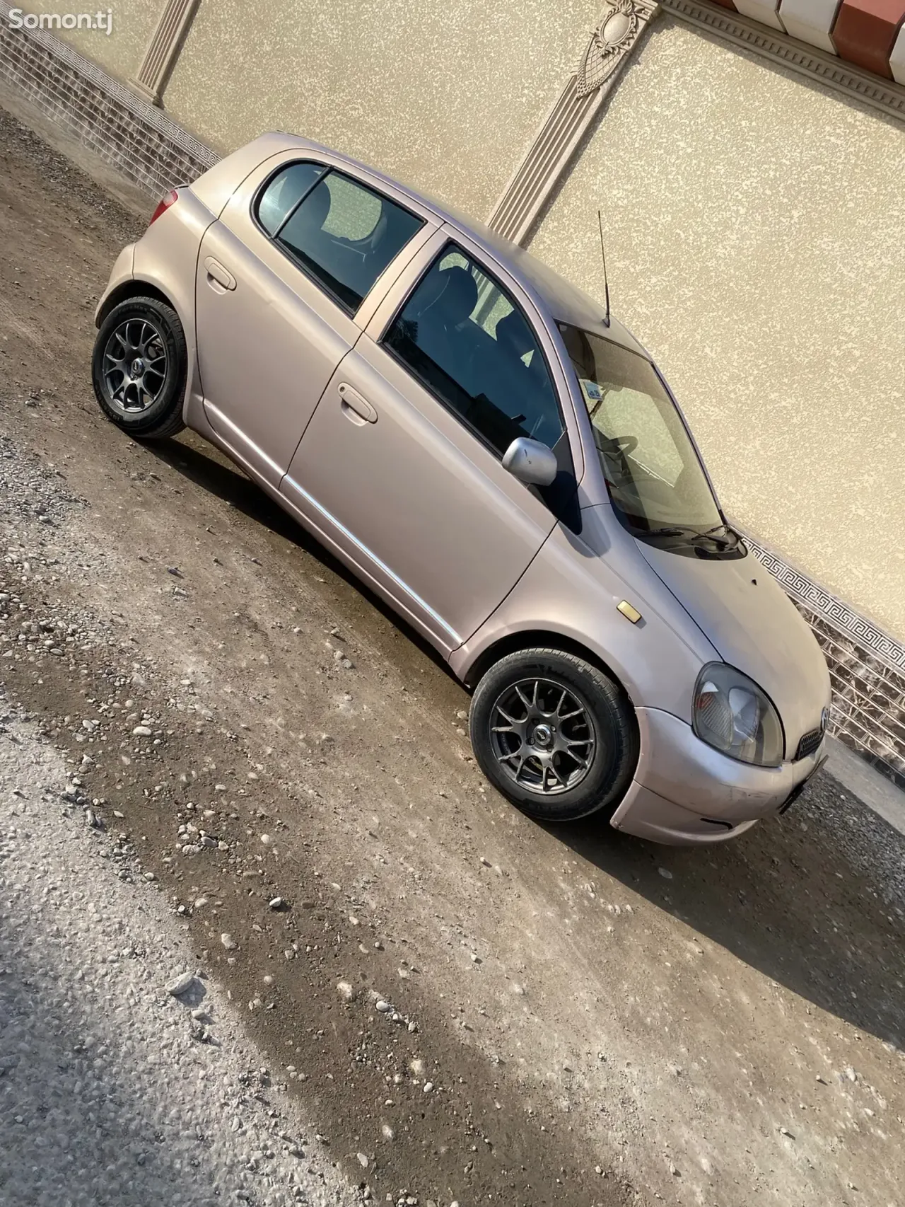 Toyota Vitz 1999 · 1.4 AT