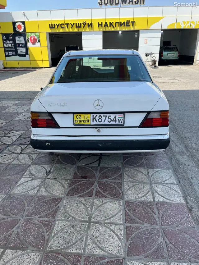 Mercedes-Benz W124 1990 · 2.5 MT